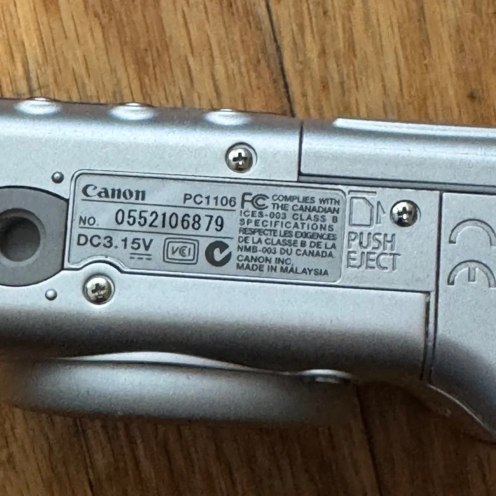 Canon PowerShot A520 Digital Camera 4.0MP 4x Zoom Silver PC1106 For Parts Repair - Picture 5 of 7